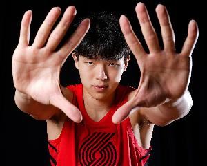 🖐拿来吧你！杨瀚森迅速转身 镇守篮下大帽凯斯勒反篮！