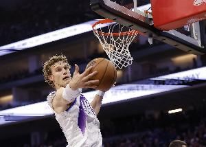 继续高效表现!马尔卡宁半场10中7&三分4中2轰下两队最高19分