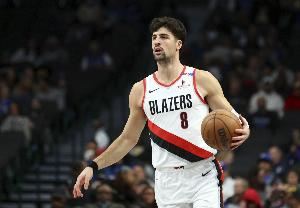 表现不错!阿夫迪亚半场6中4拿到10分7板1助1断1帽 正负值+13