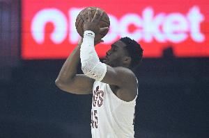 今天是三分神射!米切尔半场三分7中5射落15分 另有2板2助