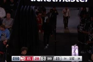 希望没事啊!特雷-杨膝盖被队友压到 随后返回更衣室