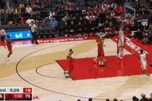 刚柔并济!申京跟进垫步起飞 左臂舒展战斧劈扣!