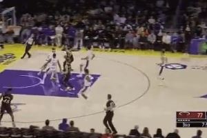 哈克斯反击上篮撞倒里夫斯&裁判吹进攻犯规 热火挑战成功变2+1