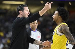 小史密斯:雷迪克和教练组完全信任我 很庆幸能在这里打球&学习