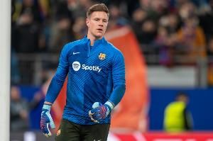 世体:特尔施特根手术后恢复期延长,预计年底或明年初复出