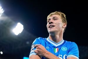 意媒编辑:霍伊伦深受球迷欢迎,孔蒂激励球员的方式让他很开心