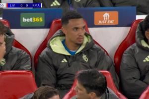 何时登场?第21分钟,转播镜头给到替补席阿诺德