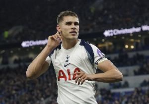 电讯报:热刺认可范德芬的表现,计划加薪与他签订新合同