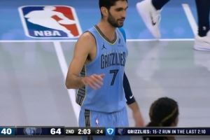 打残!阿尔达马三分助灰熊打出15-2攻击波 直接领先独行侠24分