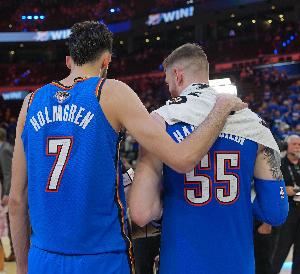 护筐不力!国王半场比雷霆多进6记三分 但内线得分14-36净负22分