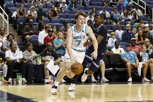 小鬼要当家!4号秀克尼佩尔次节14分4板带队追回比分 半场16+5+3