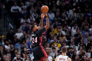 疑似受伤!鲍威尔半场仅出战13分钟 11投4中得11分2板2助