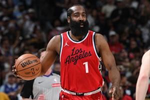 挡得很严实！哈登借祖巴茨掩护命中三分球