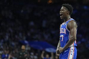 平地起惊雷！马克西反击送抛传 埃奇库姆天外飞仙空接暴扣