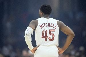 啥情况？米切尔切球犯规后返回更衣室&地板有血迹 已回到替补席