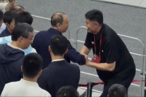 你小子有想法?杜锋赛后跨栏到观众席 和省大领导亲切寒暄