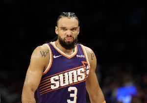 开局不佳!狄龙首节三分5中1 得到3分3助攻&正负值-7