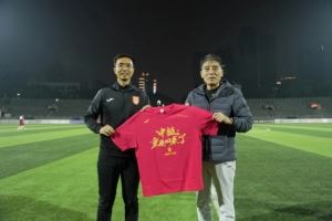 重庆足球精神代代相传,重庆铜梁龙向李章洙赠送冲超纪念球衣