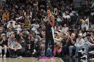 文班谈对追梦怒吼庆祝:这不是要证明什么 以彼之道还施彼身