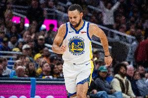 解说谈库里:惊天地泣鬼神表演 强大的库有引力总能激发队友斗志