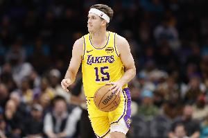 组织亮眼!里夫斯上半场7投3中砍下8分7助攻 正负值+22