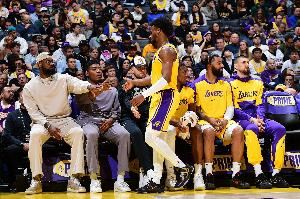 😂里夫斯:布朗尼在NBA打首发 詹姆斯却被下放G联盟了 太棒了