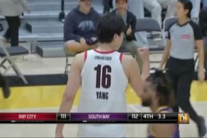 👍信心提升巨大!杨瀚森第二个关键三分轰进激动挥拳庆祝!