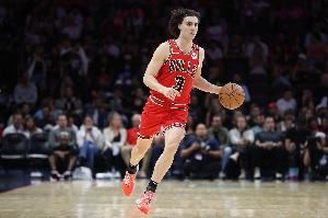 渐入佳境!吉迪半场8中4拿到12分3板4助1断 首节3中0&次节5中4