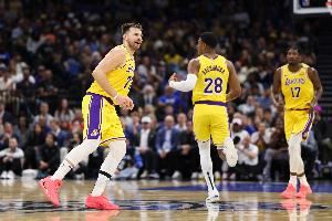 东契奇调侃:我英语比八村塁要好 他都上过大学 而我没有