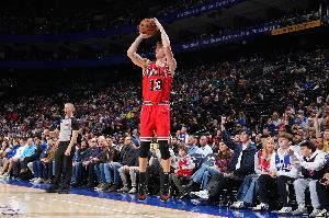 回应上了!许尔特迎着约基奇防守命中三分球