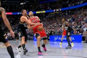 很关键!约基奇切球出界判公牛球 掘金挑战失败&暂停用完了