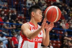 打得可以！赵维伦半场7分钟1中1拿到5分2助1断