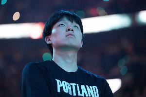 前辈倾囊相授!暂停期间罗威主动上前指导杨瀚森