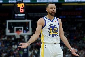 上来就有!库里摆脱接球突破 后撤步高难度三分空心命中!