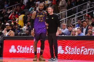 雷迪克:詹姆斯在场上做了一些很棒的决定 没强行做任何事情