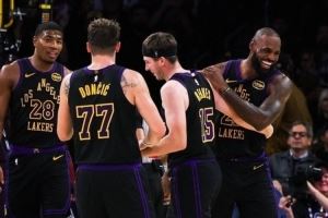 三巨头!湖人赢球海报:老詹东子小里同时登上封面 八村塁入镜