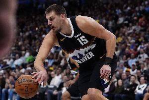 视野开阔!约基奇中线长甩助攻沃特森打进压哨球