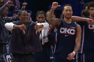 这氛围!卡鲁索快攻不扣篮 雷霆替补席集体弱爆了👎招呼